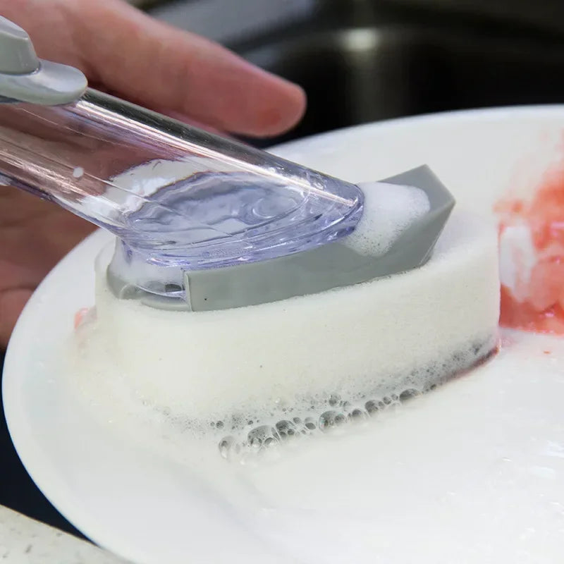 Cepillo de Cocina 2 en 1 con Dispensador de Jabón y Esponja Extraíble — Mango Largo Ergonómico