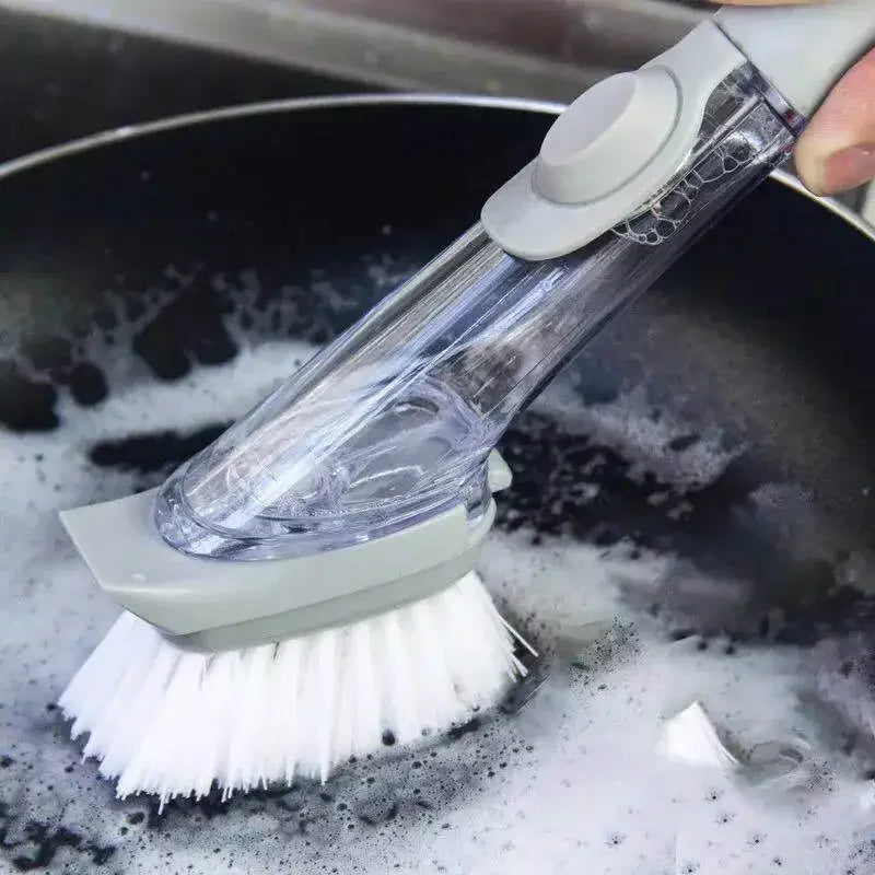 Cepillo de Cocina 2 en 1 con Dispensador de Jabón y Esponja Extraíble — Mango Largo Ergonómico