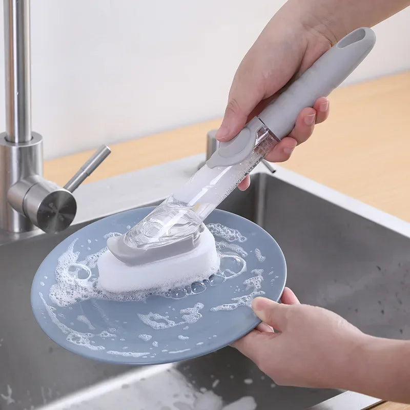 Cepillo de Cocina 2 en 1 con Dispensador de Jabón y Esponja Extraíble — Mango Largo Ergonómico